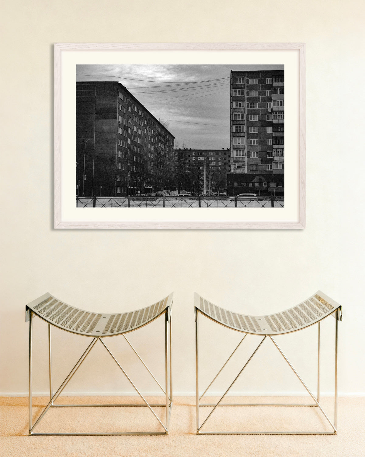 Poster «Palazzi prefabbricati in inverno», con cornice in legno bianco