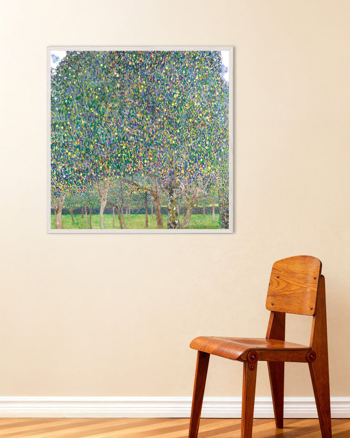 Poster Il pero (1903) di Gustav Klimt con cornice in legno bianco