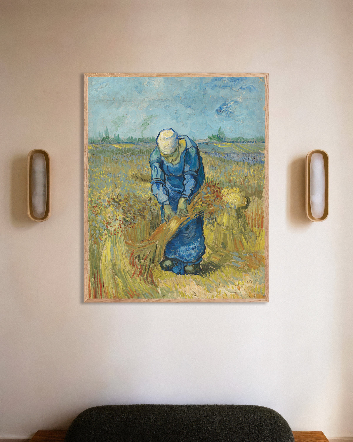 Poster di Donna contadina che lega i covoni, da Millet (1889), di Vincent van Gogh, con cornice in legno naturale