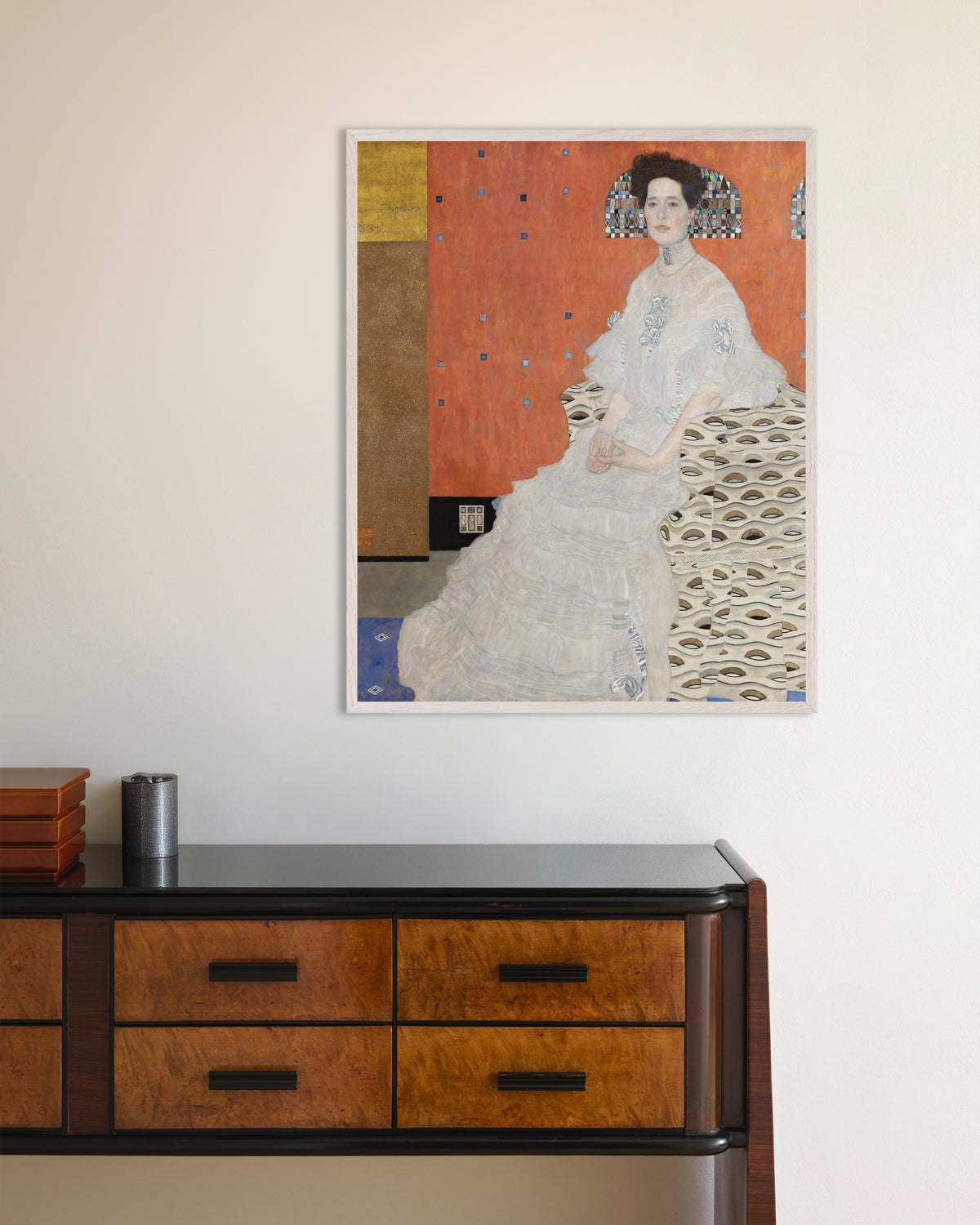 Poster Ritratto di Fritza Riedler (1906) di Gustav Klimt con cornice in legno bianco