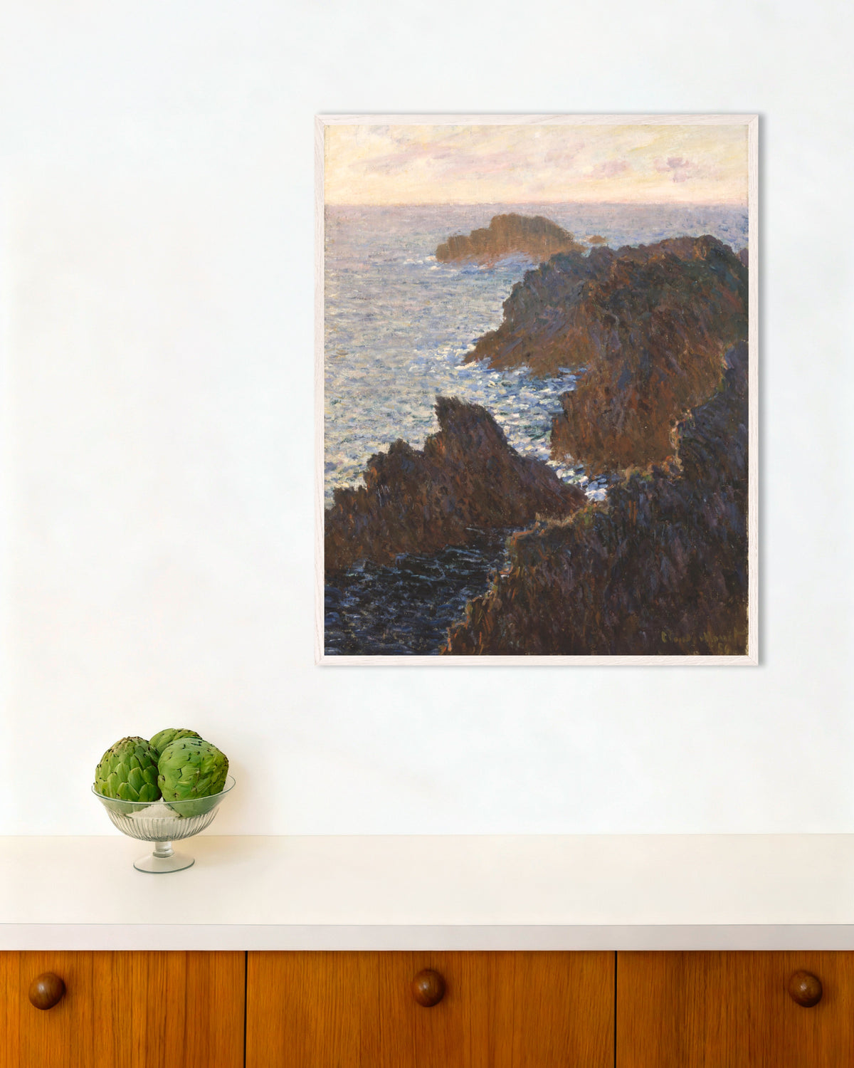 Poster Scogli a Belle-Île, Port-Domois (1886) di Claude Monet con cornice in legno bianco