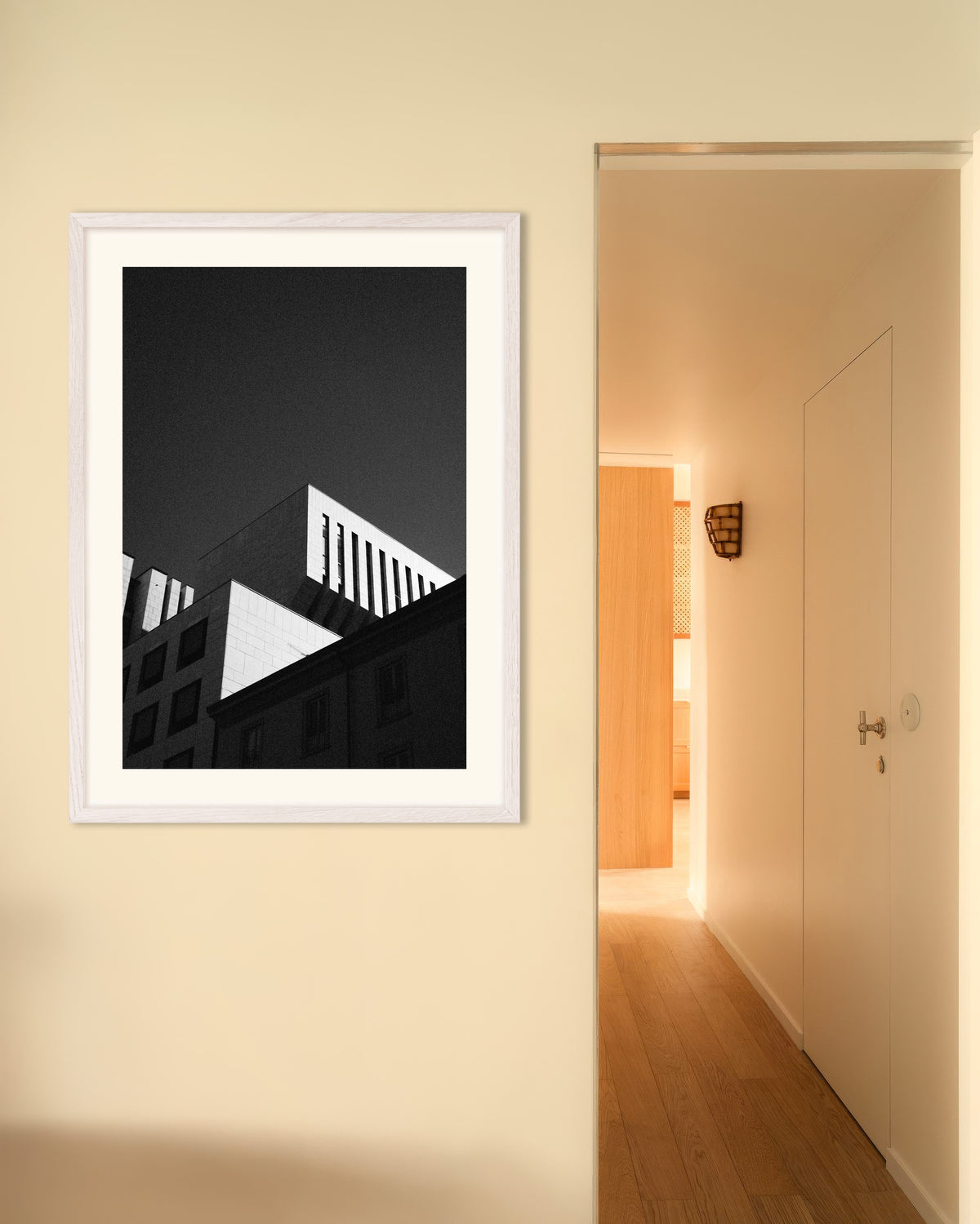 Poster «Tetti contro un cielo scuro», con cornice in legno bianco