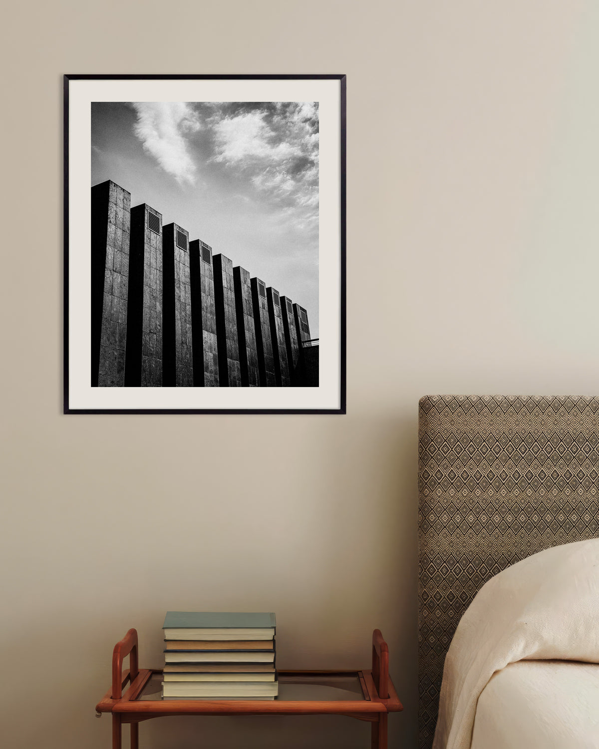 Poster «Fila di lamelle scure e nuvole», con cornice in metallo