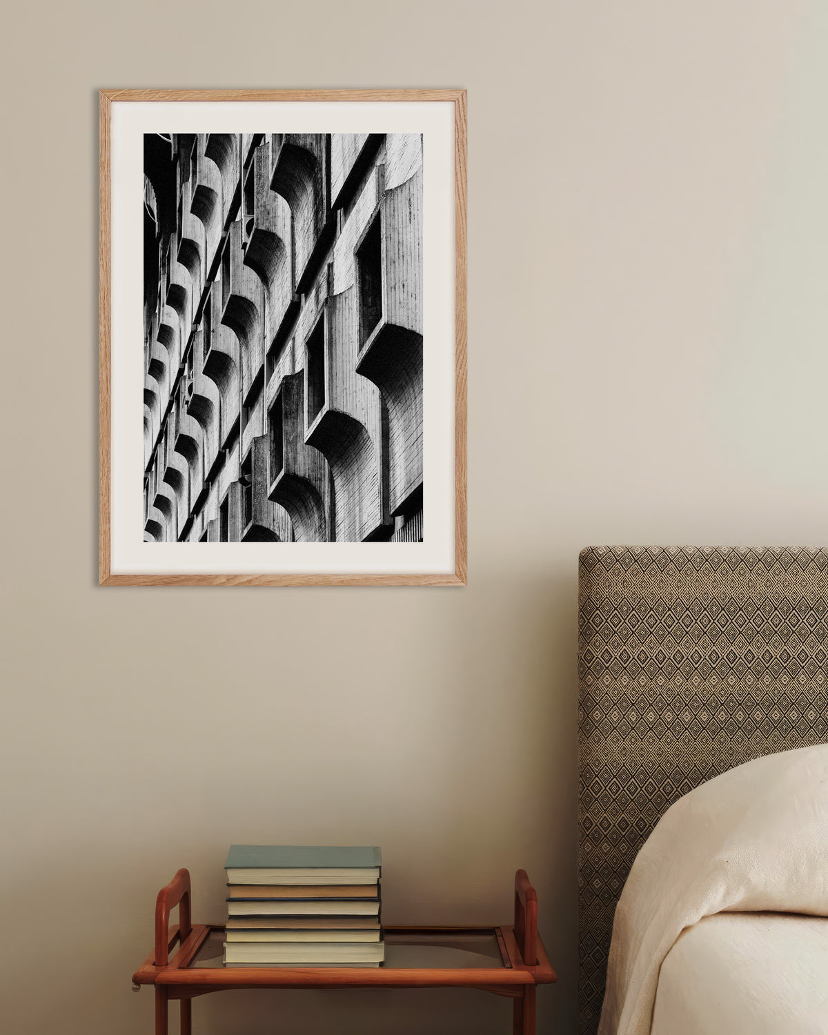 Poster «Finestre con cornici smerlate», con cornice in legno naturale