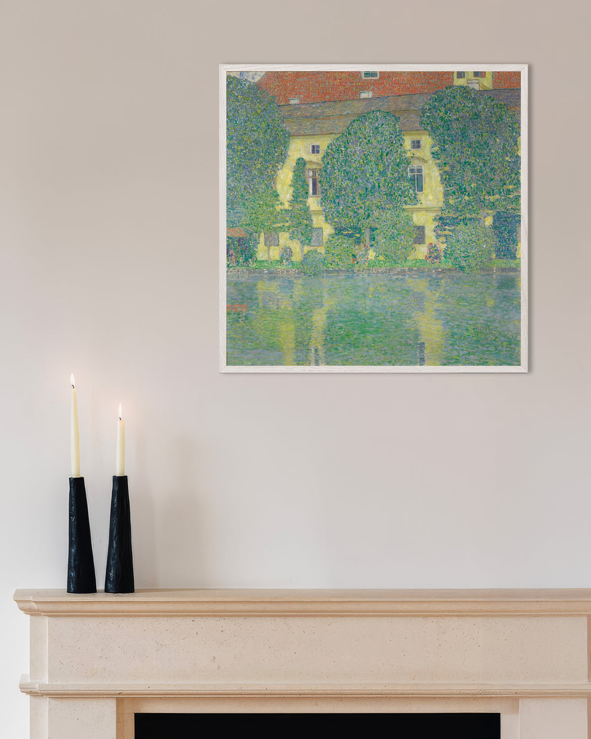 Poster di Castello di Kammer sul lago Attersee III (1910) di Gustav Klimt, con cornice in legno bianco