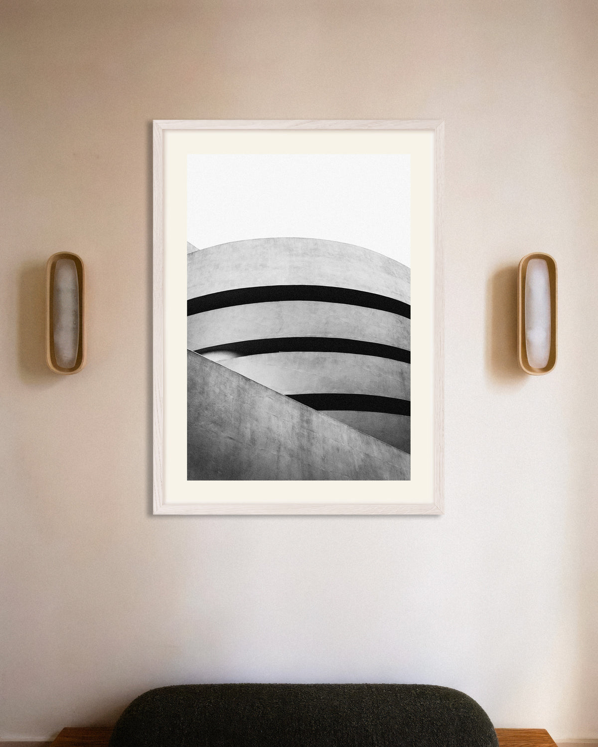 Poster «Curve del museo a spirale», con cornice in legno bianco