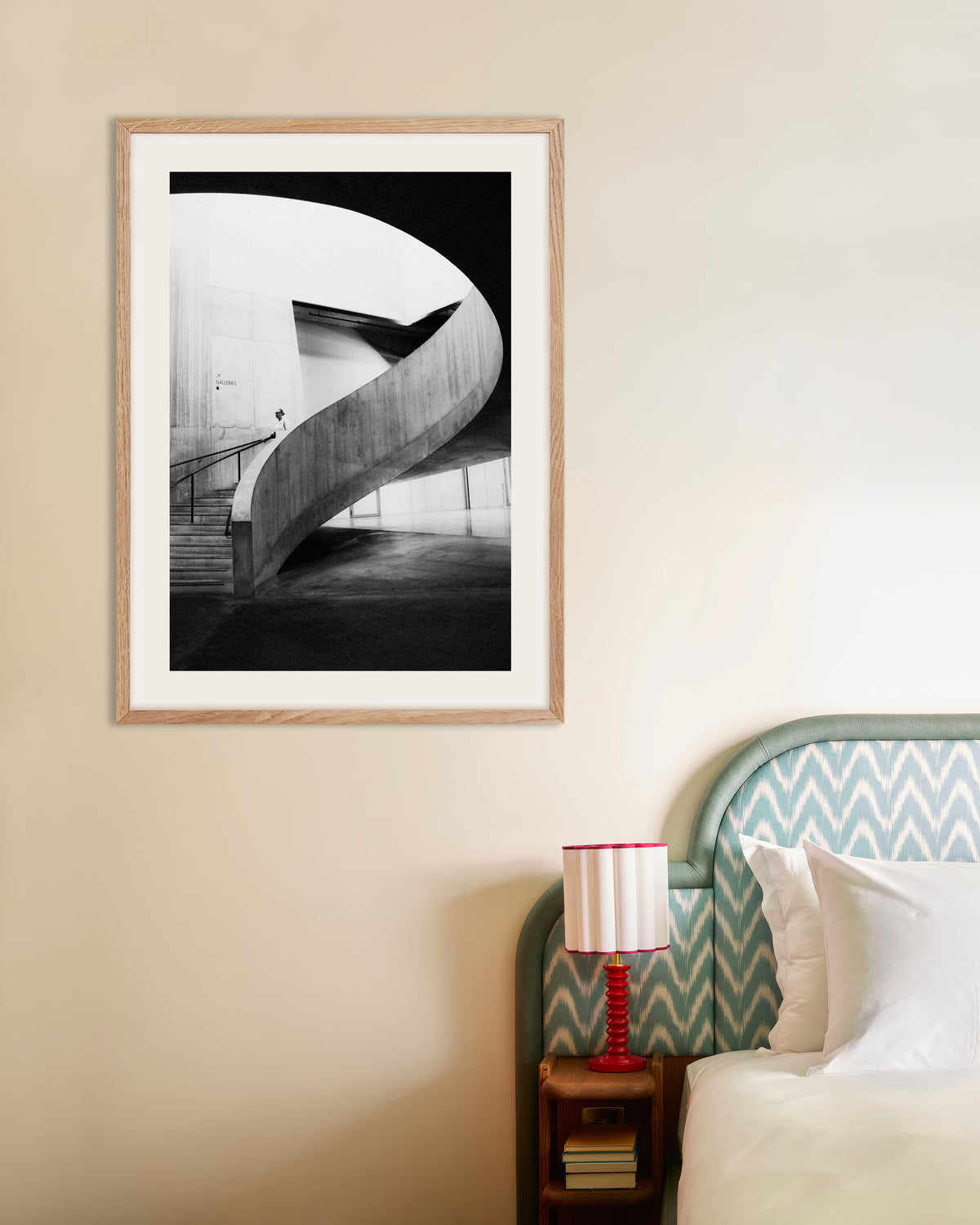 Poster «Rampa a spirale con visitatore», con cornice in legno naturale