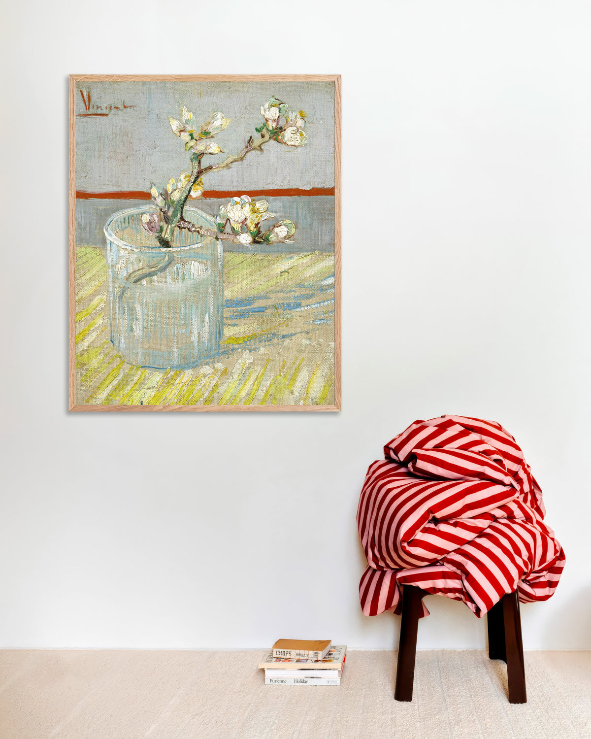 Poster di Ramo di mandorlo in fiore in un bicchiere (1888) di Vincent van Gogh, con cornice in legno naturale