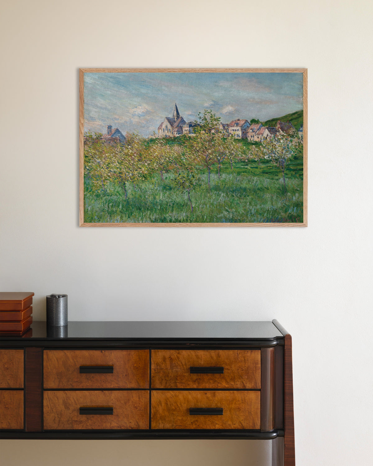 Poster Primavera a Giverny, effetto pomeridiano (1885) di Claude Monet con cornice in legno naturale
