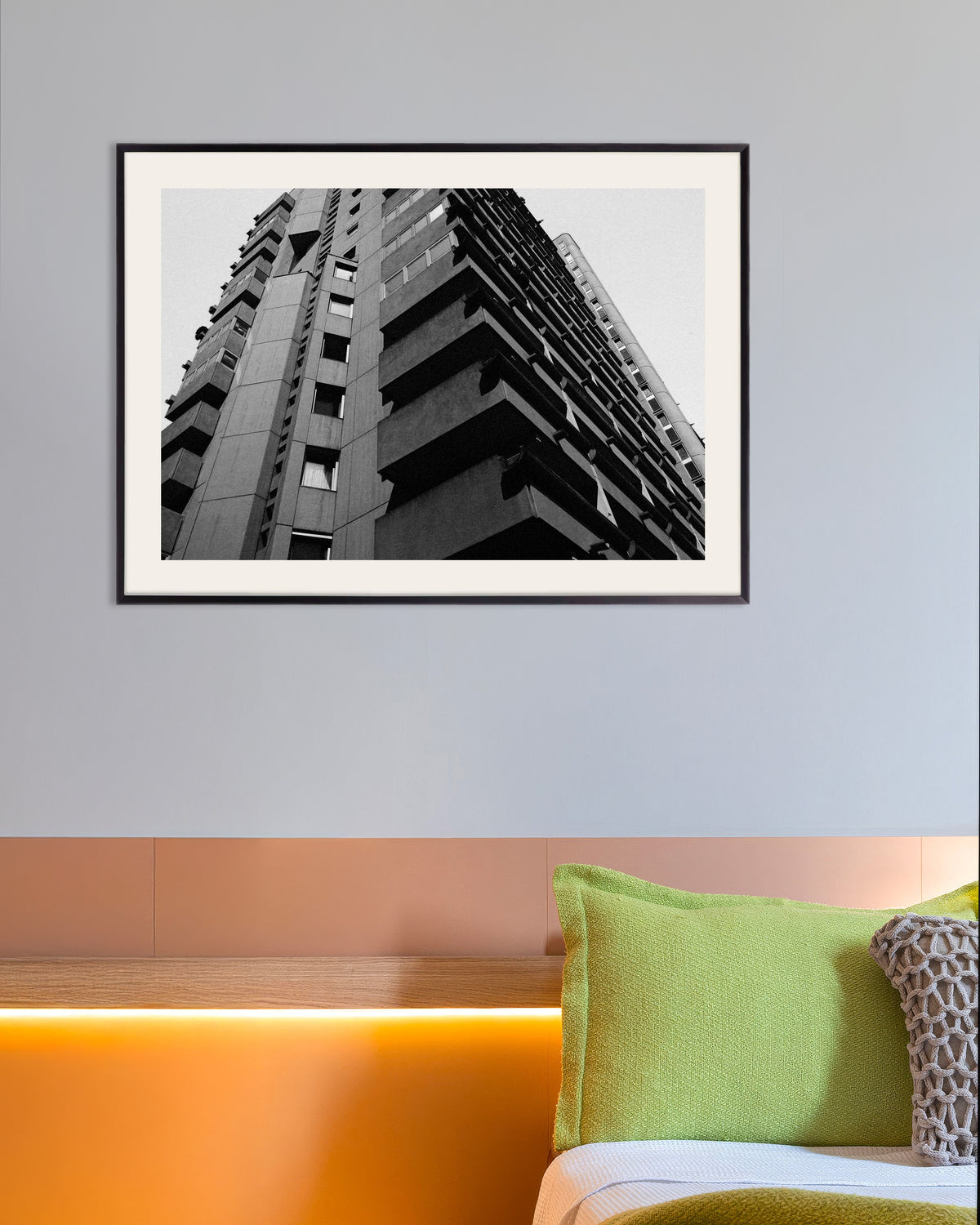 Poster «Balconi in cemento sovrapposti, visti dal basso», con cornice in metallo
