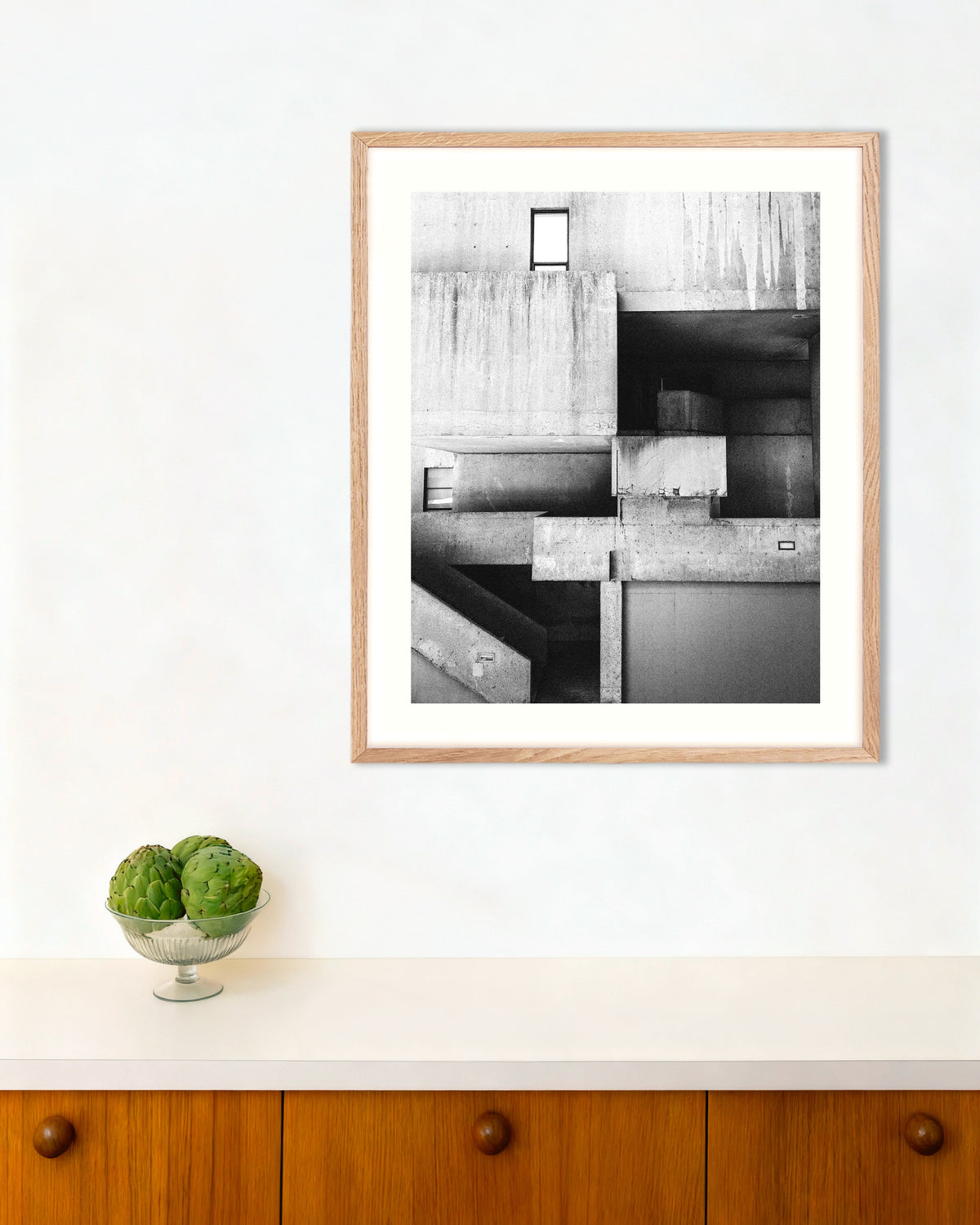 Poster «Composizione in cemento macchiato», con cornice in legno naturale