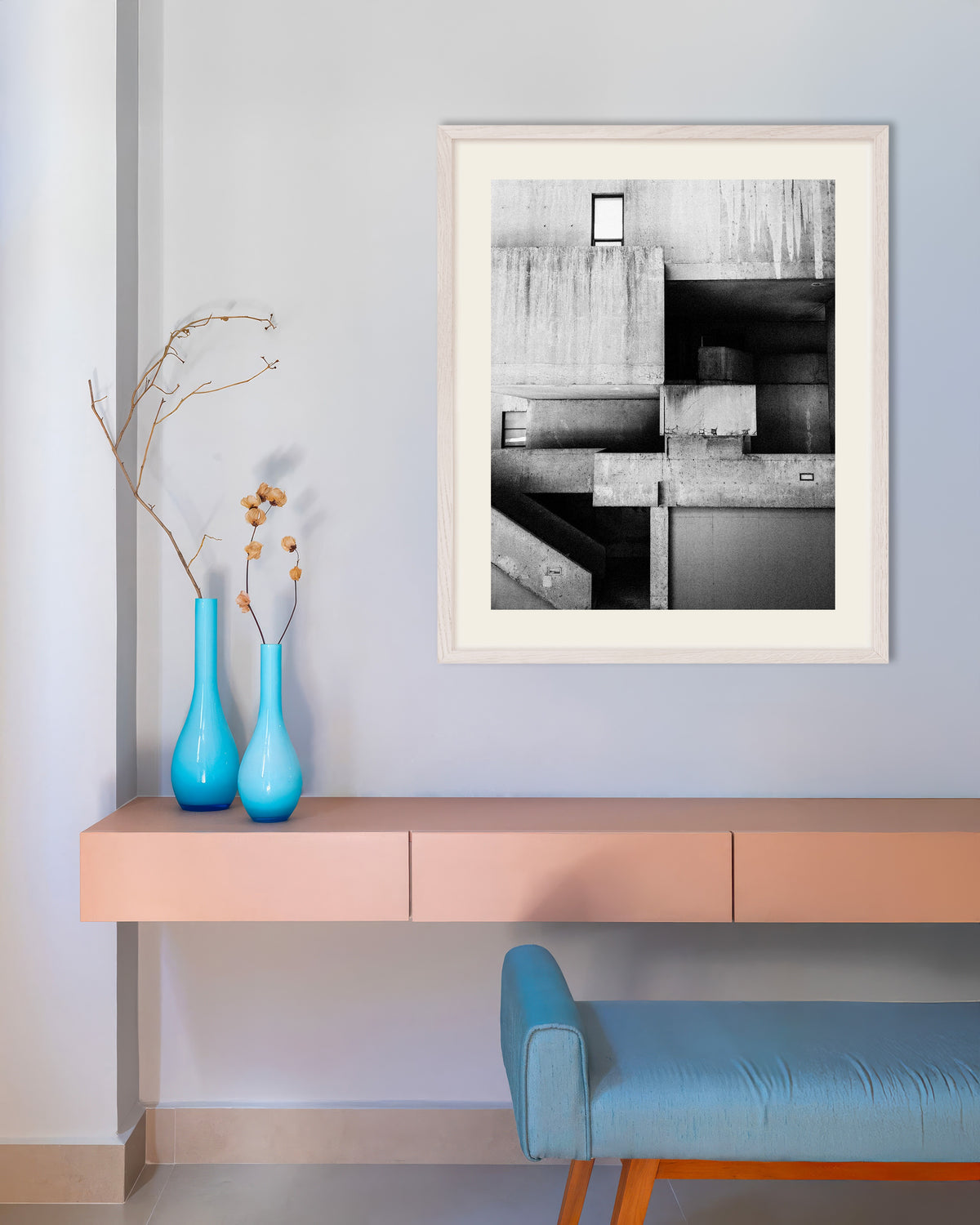 Poster «Composizione in cemento macchiato», con cornice in legno bianco
