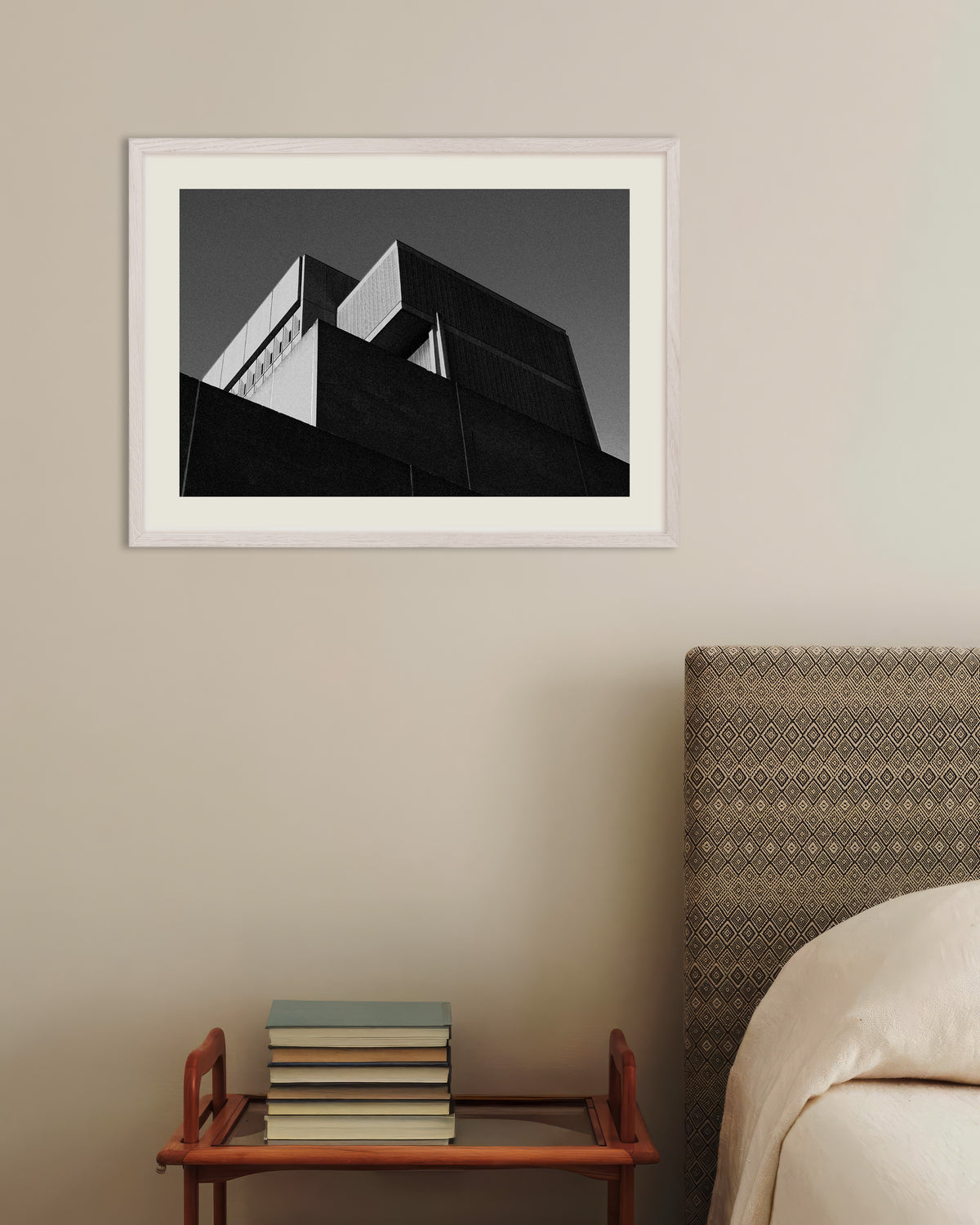 Poster «Blocchi sfalsati al crepuscolo», con cornice in legno bianco