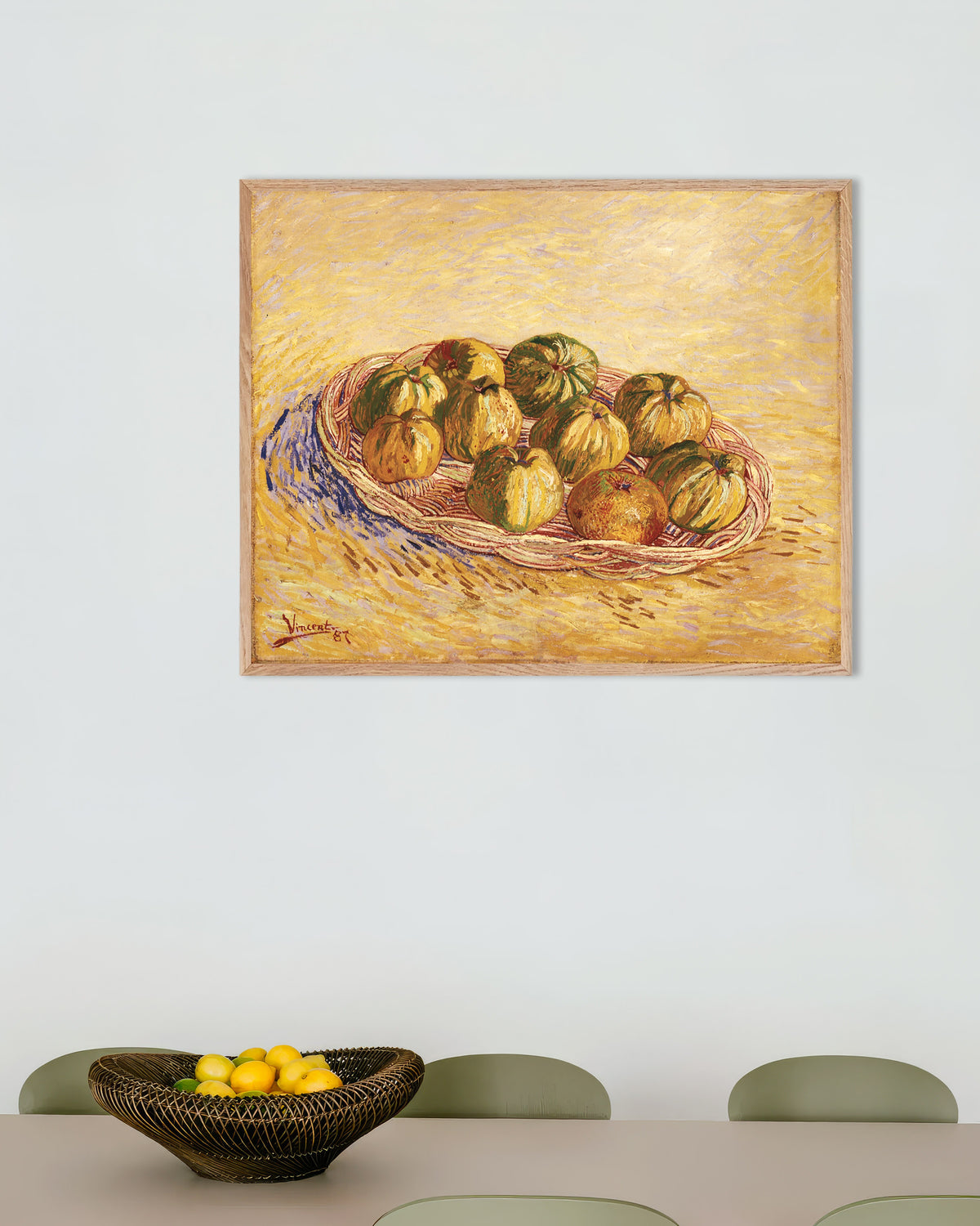 Poster di Natura morta con cesto di mele (1887) di Vincent van Gogh, con cornice in legno naturale