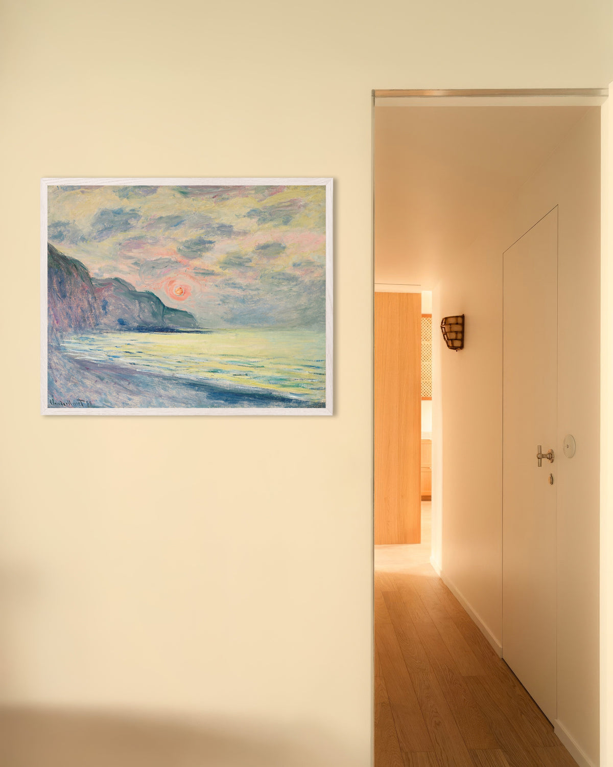 Poster Tramonto, tempo nebbioso, Pourville (1882) di Claude Monet con cornice in legno bianco