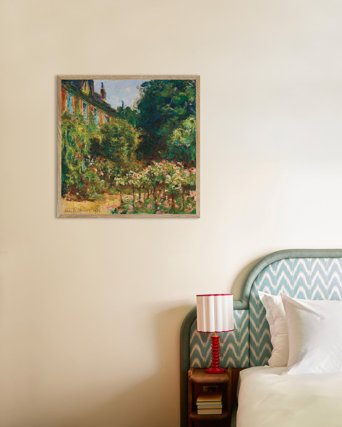 Poster La casa dell'artista a Giverny (1912) di Claude Monet con cornice in legno naturale
