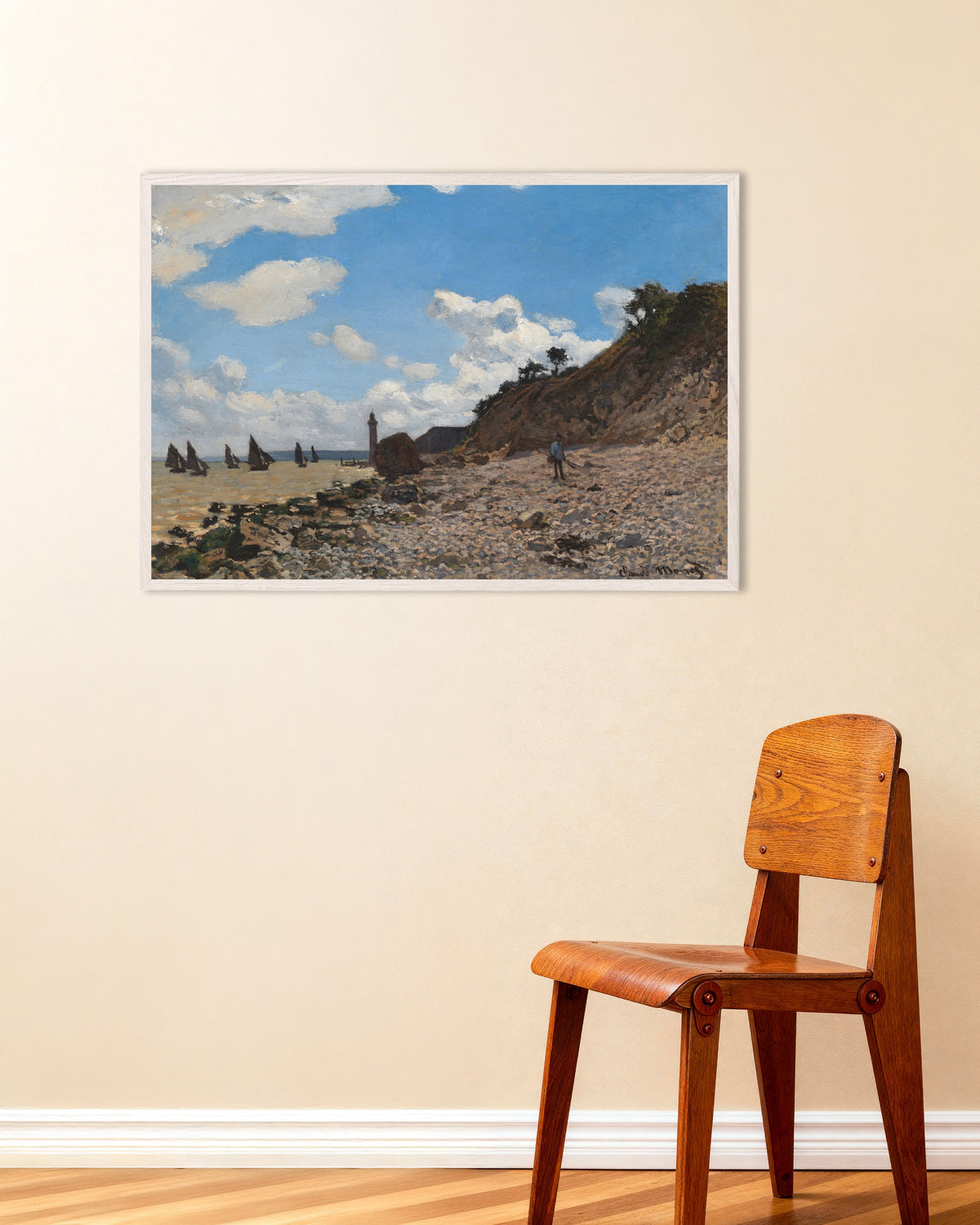 Poster La spiaggia di Honfleur (1864–1866) di Claude Monet con cornice in legno bianco
