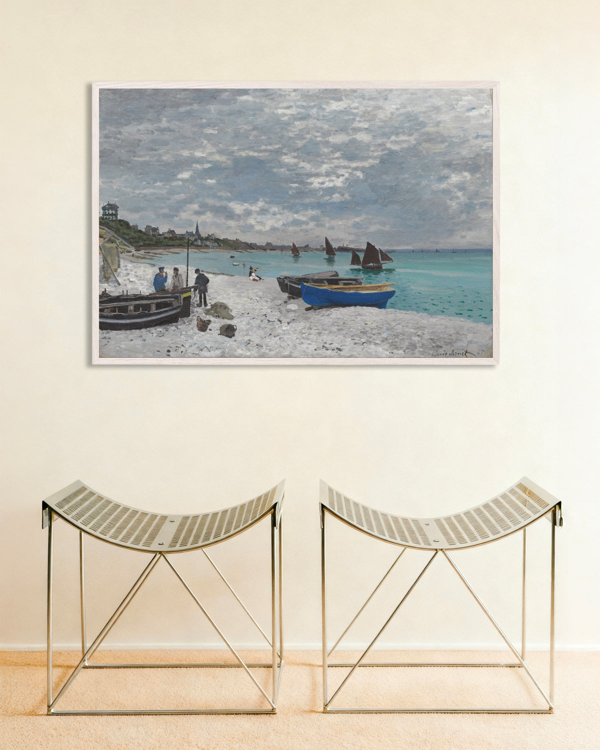Poster La spiaggia di Sainte-Adresse (1867) di Claude Monet con cornice in legno bianco