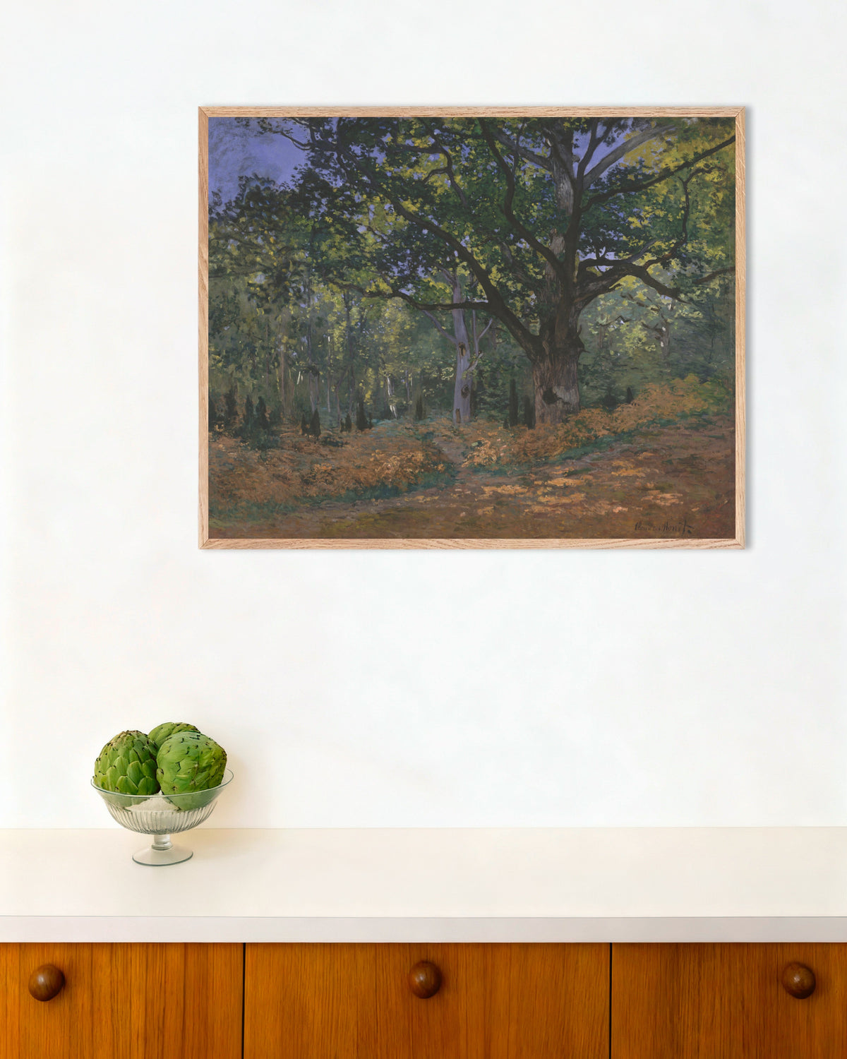 Poster La quercia di Bodmer, foresta di Fontainebleau (1865) di Claude Monet con cornice in legno naturale