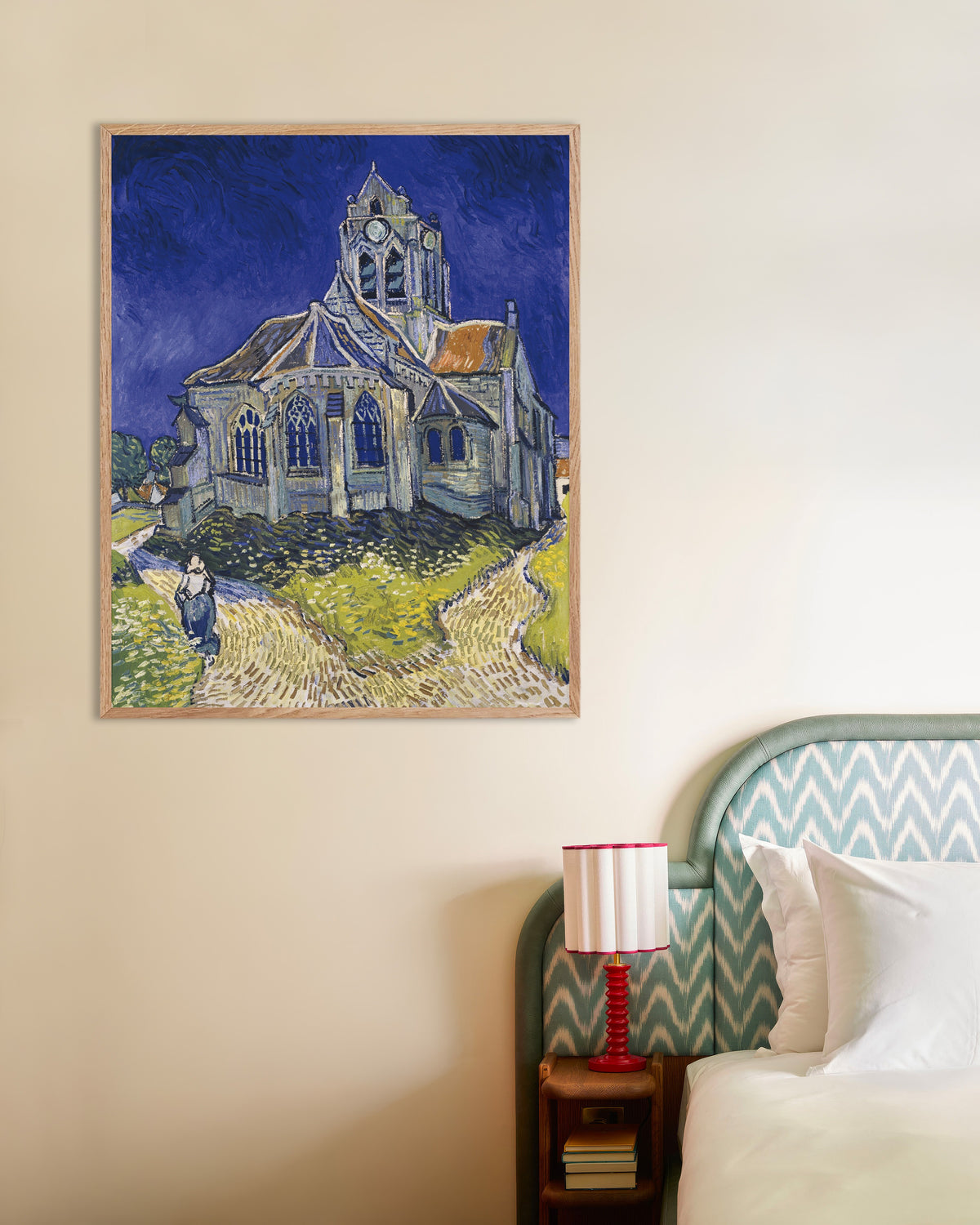 Poster raffigurante La chiesa di Auvers-sur-Oise (1890) di Vincent van Gogh, con cornice in legno naturale