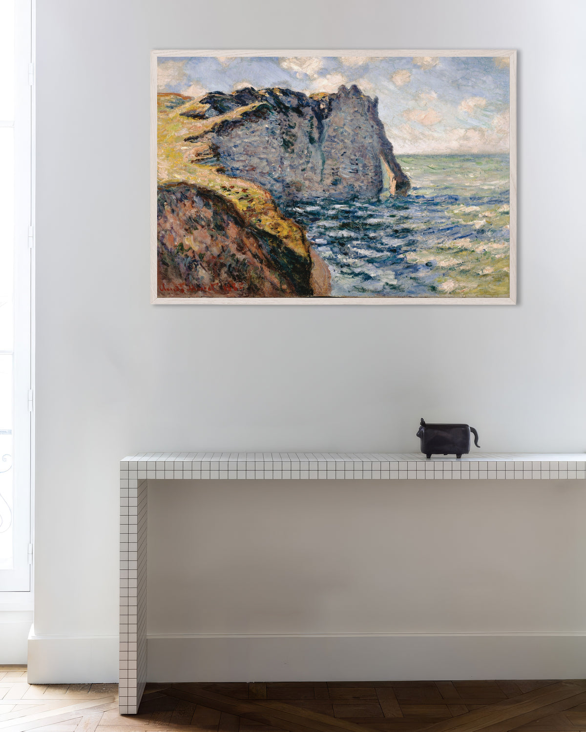 Poster La Falaise d'Aval, Étretat (1885) di Claude Monet con cornice in legno bianco