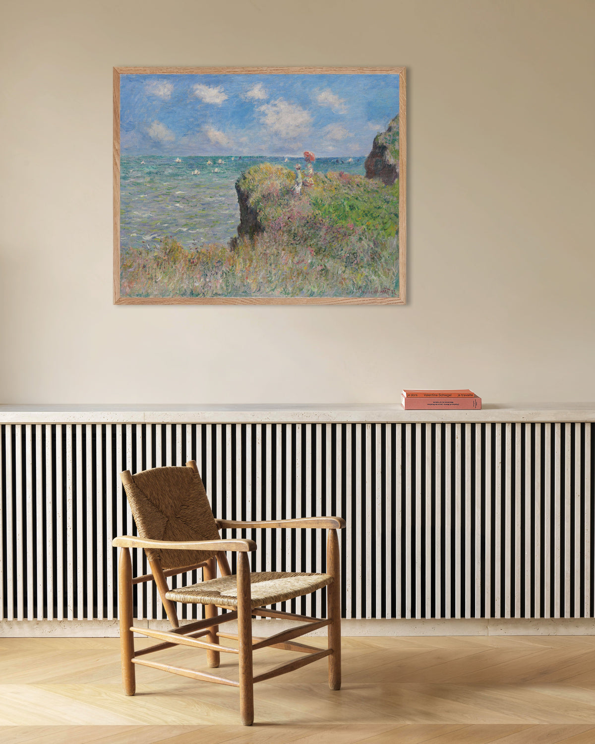 Poster Passeggiata sulla scogliera a Pourville (1882) di Claude Monet con cornice in legno naturale