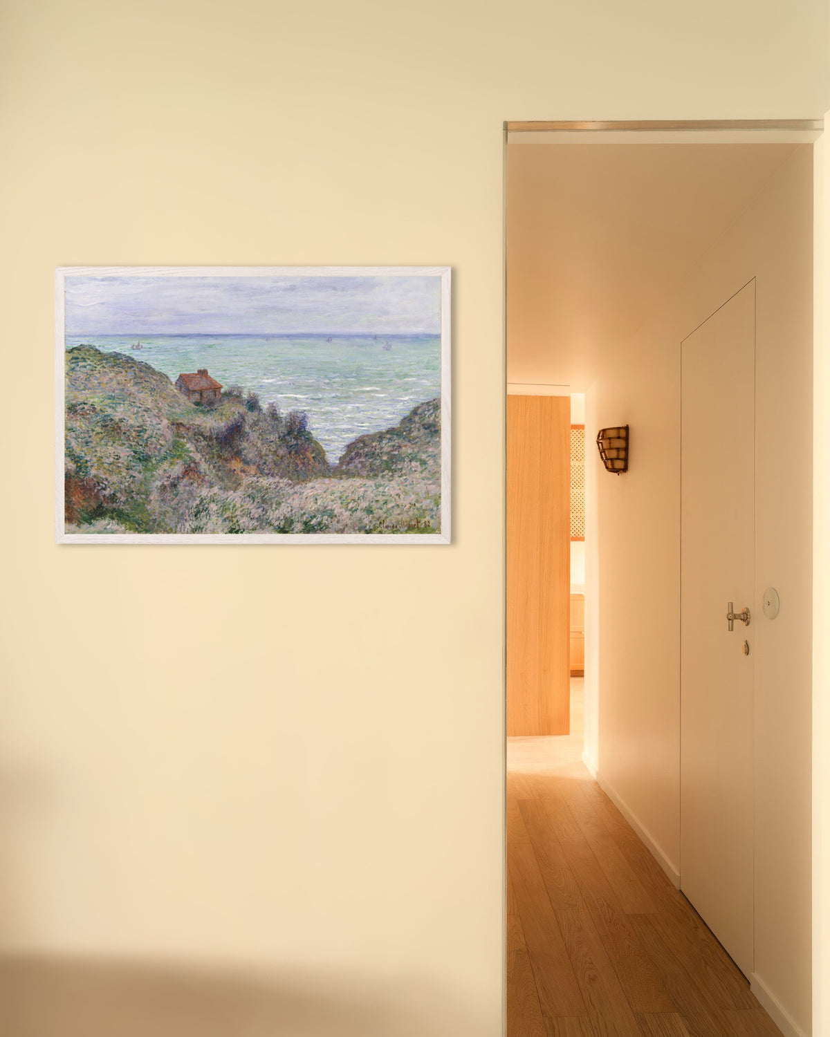Poster La capanna del doganiere (1882) di Claude Monet con cornice in legno bianco