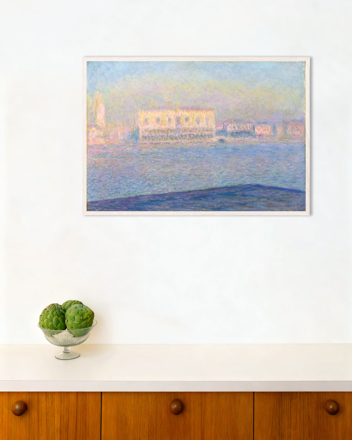 Poster Palazzo Ducale visto da San Giorgio Maggiore (1908) di Claude Monet con cornice in legno bianco