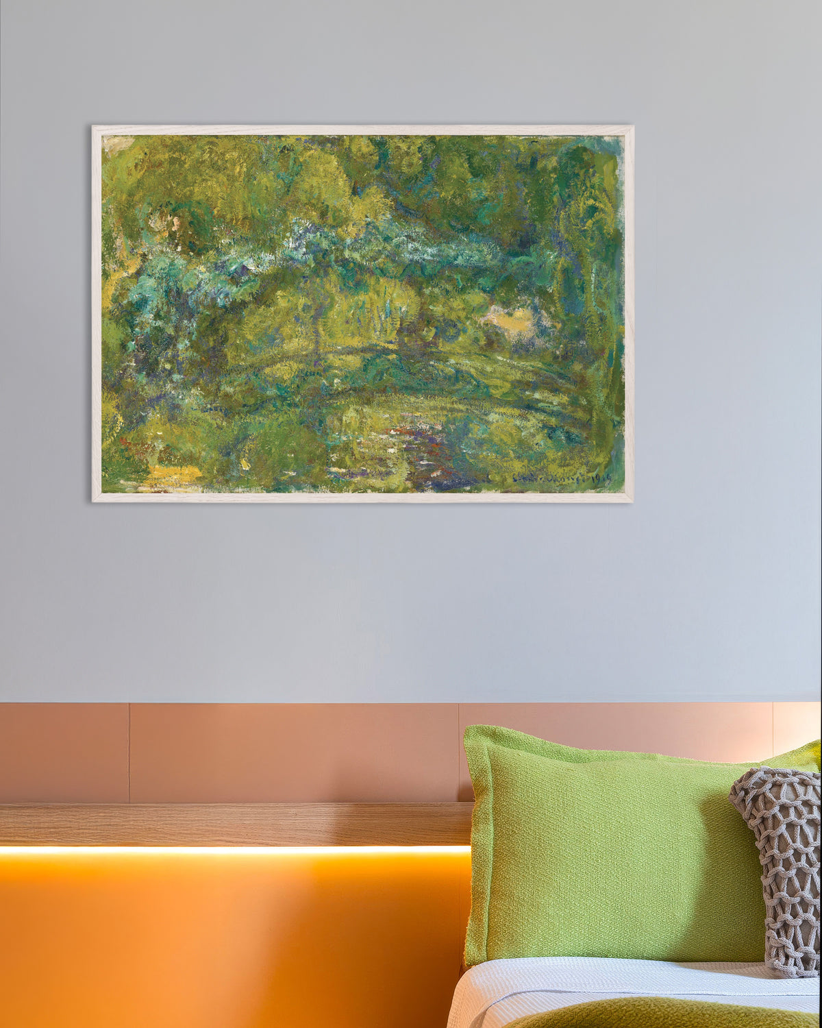 Poster La passerella sullo stagno delle ninfee (1919) di Claude Monet con cornice in legno bianco
