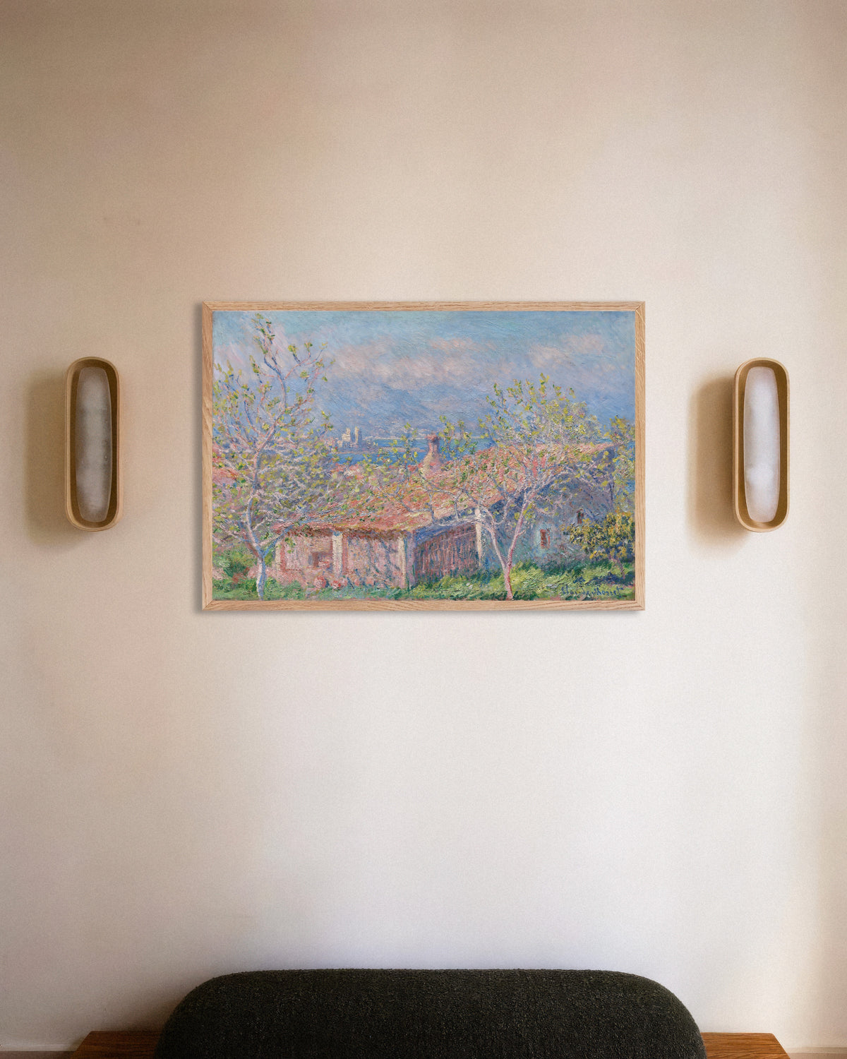 Poster La casa del giardiniere ad Antibes (1888) di Claude Monet con cornice in legno naturale