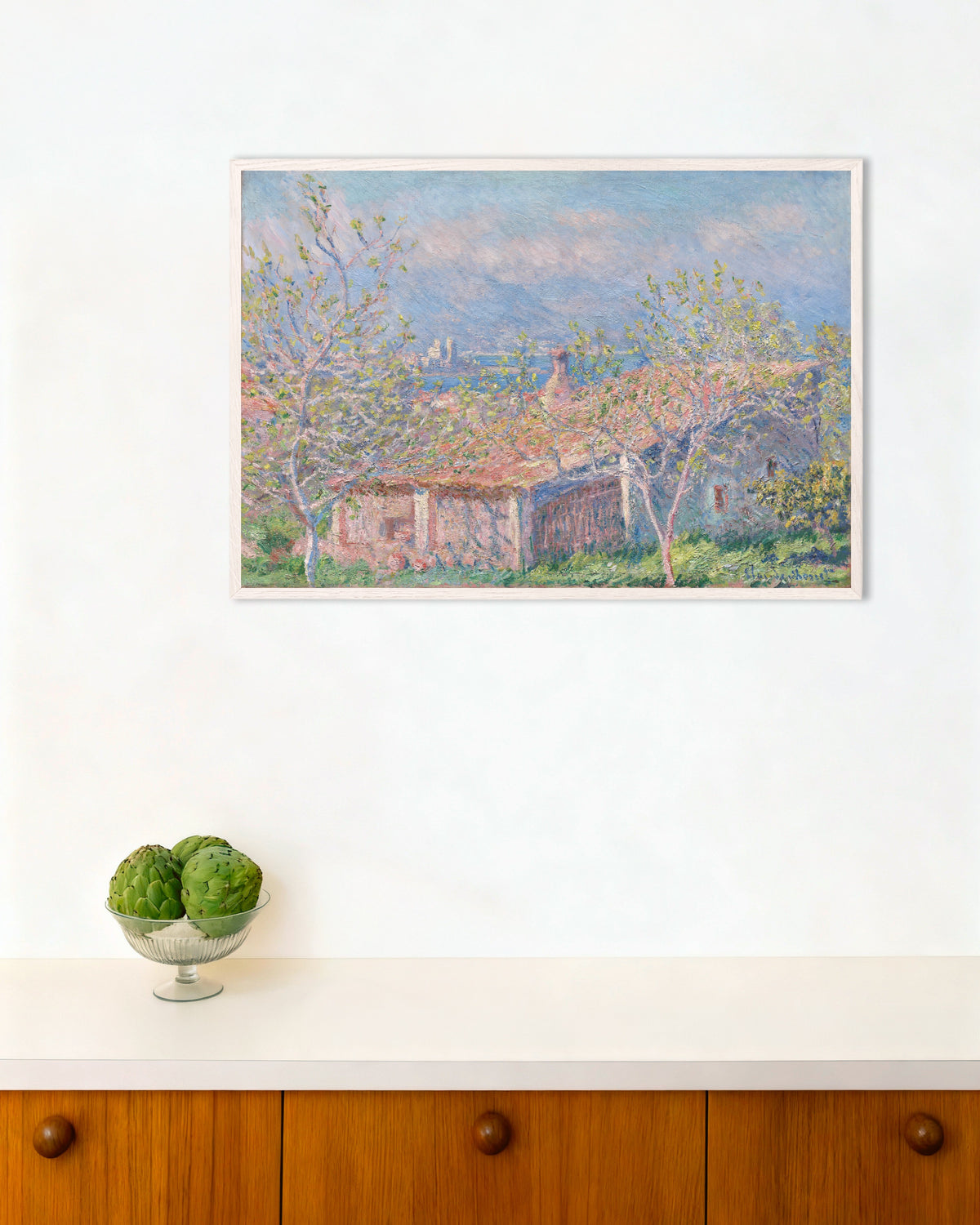 Poster La casa del giardiniere ad Antibes (1888) di Claude Monet con cornice in legno bianco