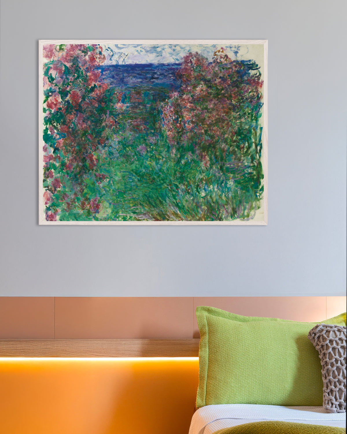 Poster La casa tra le rose (circa 1925) di Claude Monet con cornice in legno bianco