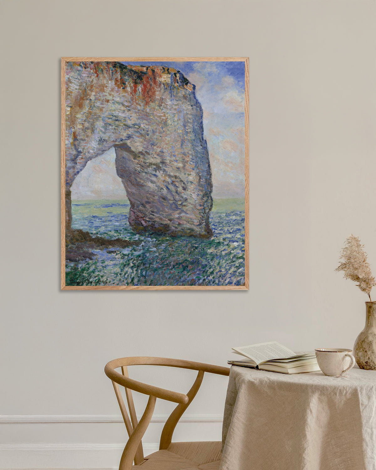 Poster La Manneporte vicino a Étretat (1886) di Claude Monet con cornice in legno naturale