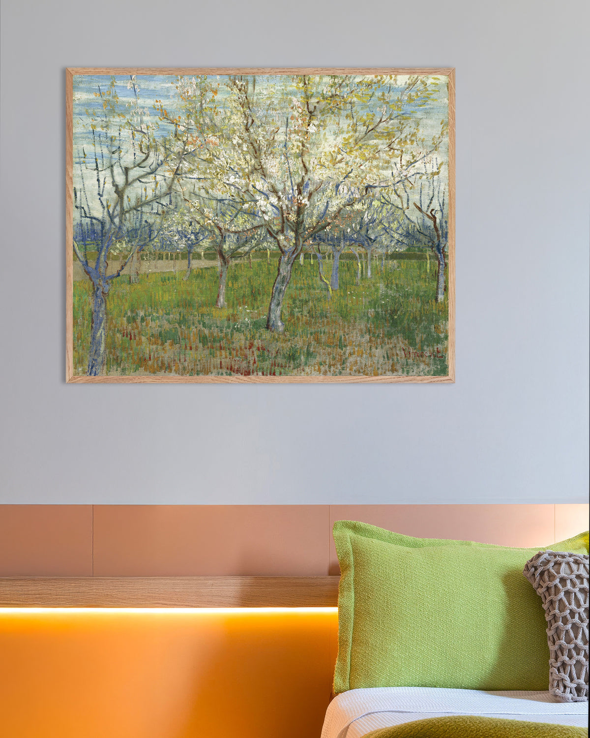 Poster con Il frutteto rosa (1888) di Vincent van Gogh, con cornice in legno naturale