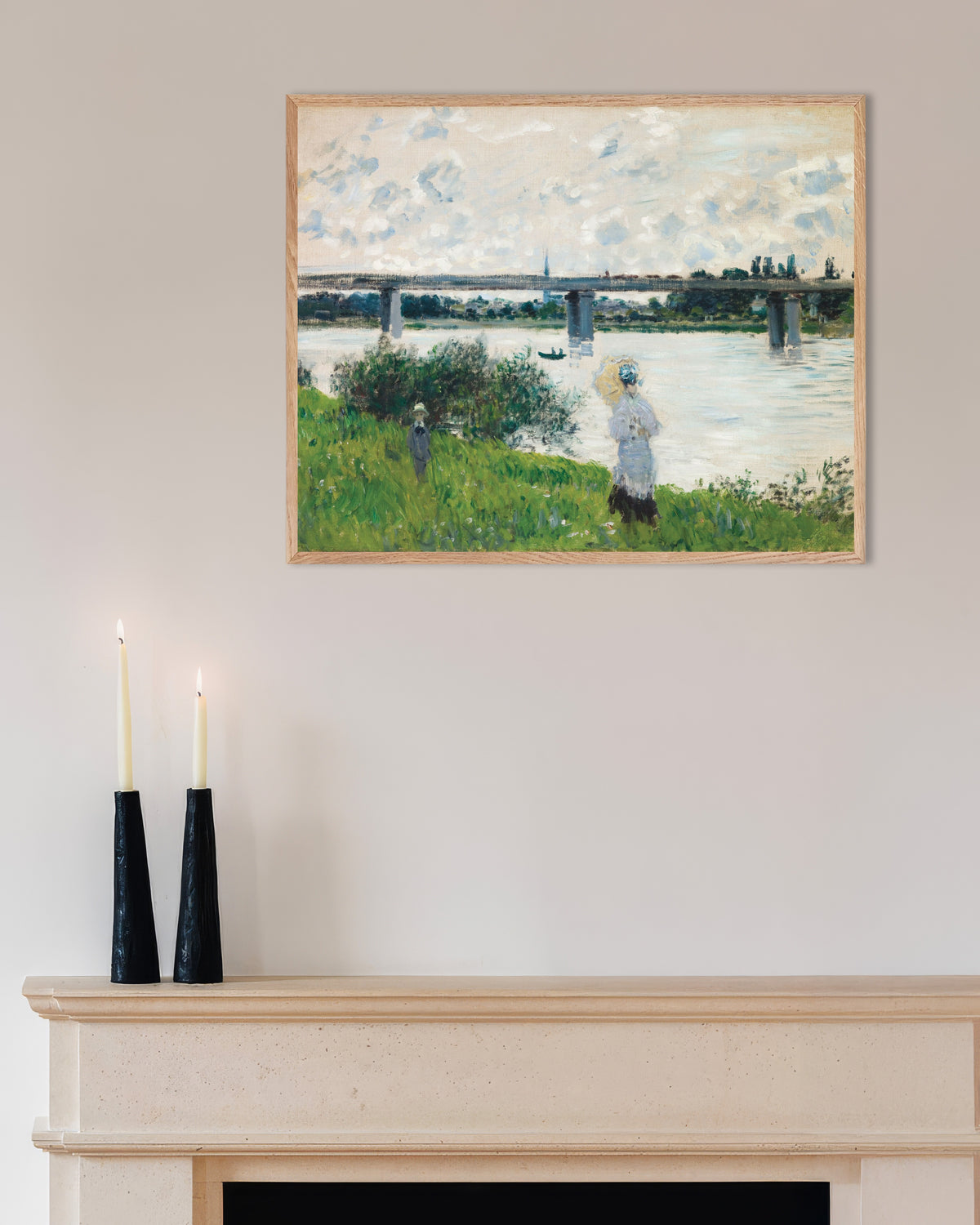 Poster La passeggiata con il ponte ferroviario, Argenteuil (1874) di Claude Monet con cornice in legno naturale