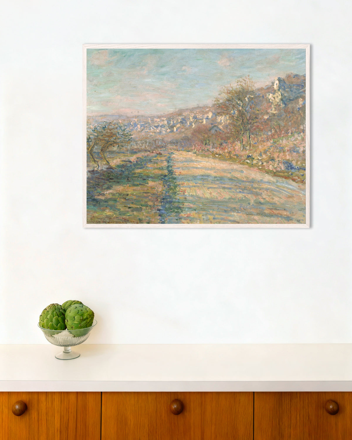 Poster La strada per La Roche-Guyon (1880) di Claude Monet con cornice in legno bianco