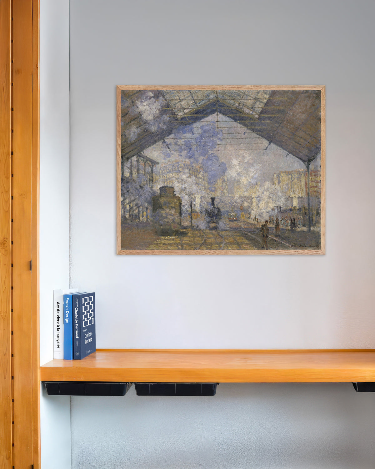 Poster La stazione di Saint-Lazare (1877) di Claude Monet con cornice in legno naturale