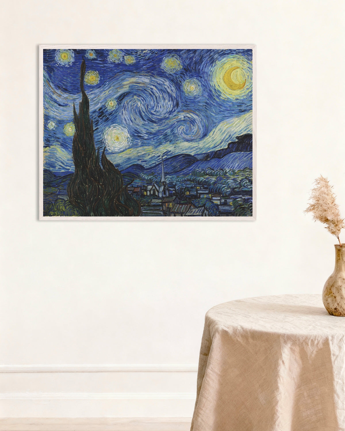 Poster «Notte stellata» (1889) di Vincent van Gogh, con cornice in legno bianco