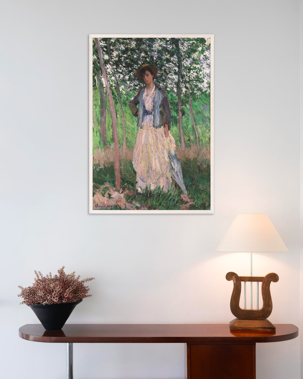 Poster La passeggiatrice, Suzanne Hoschedé (1887) di Claude Monet con cornice in legno bianco