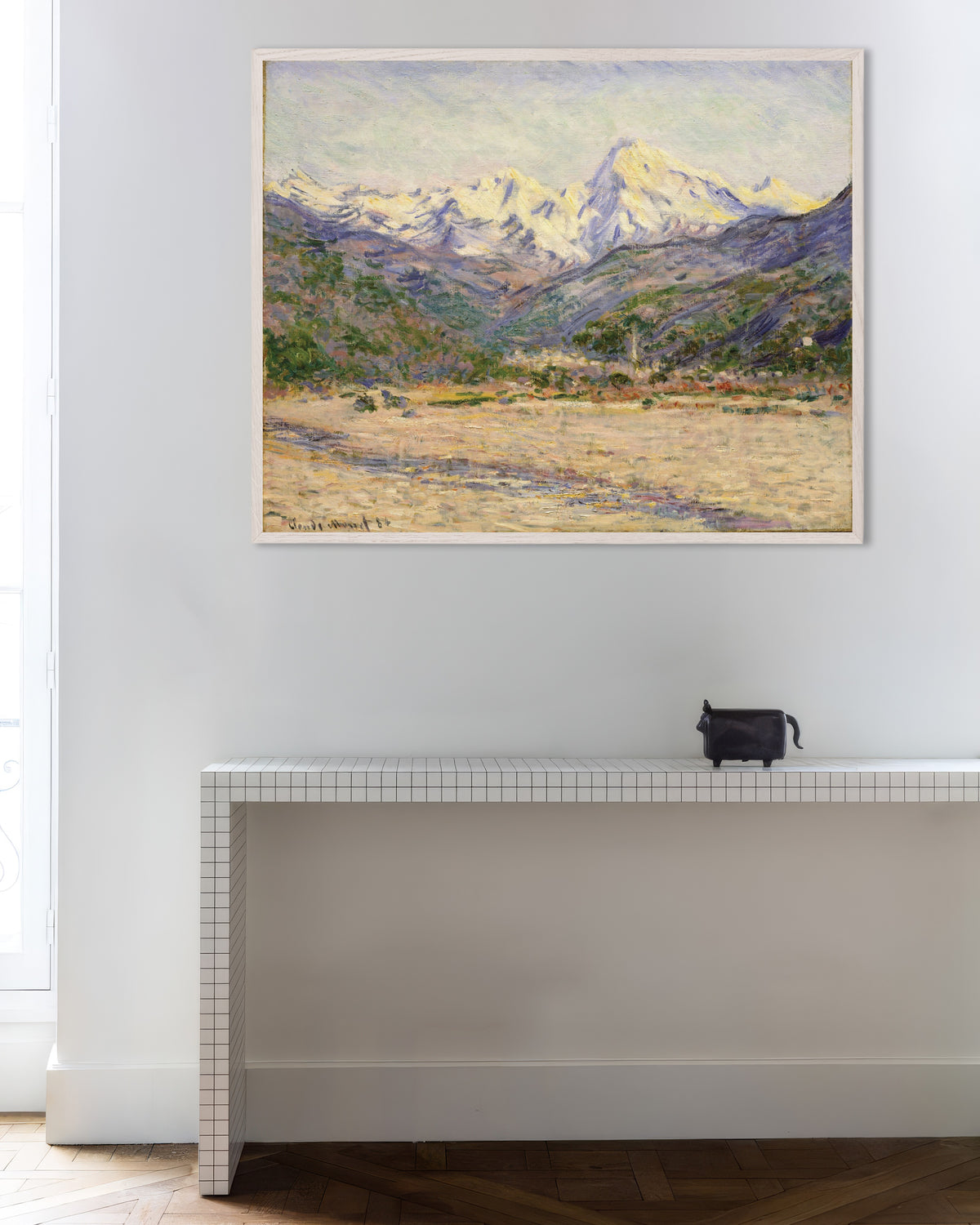 Poster La valle del Nervia (1884) di Claude Monet con cornice in legno bianco