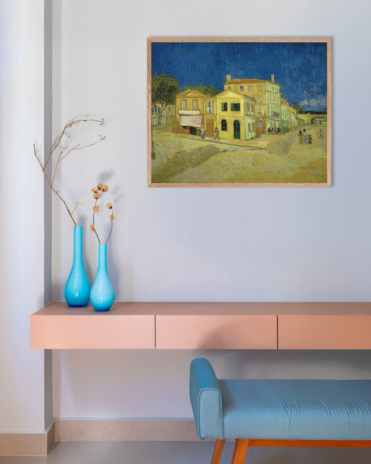 Poster di La casa gialla, La strada (1888) di Vincent van Gogh, con cornice in legno naturale