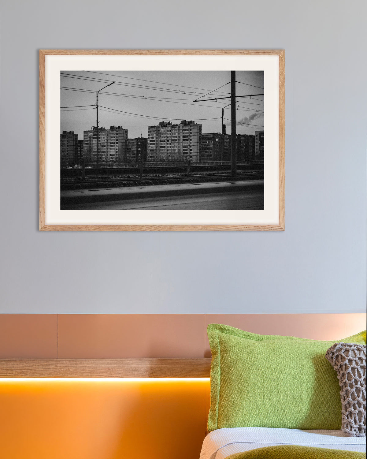 Poster «Grattacieli oltre i cavi del tram», con cornice in legno naturale