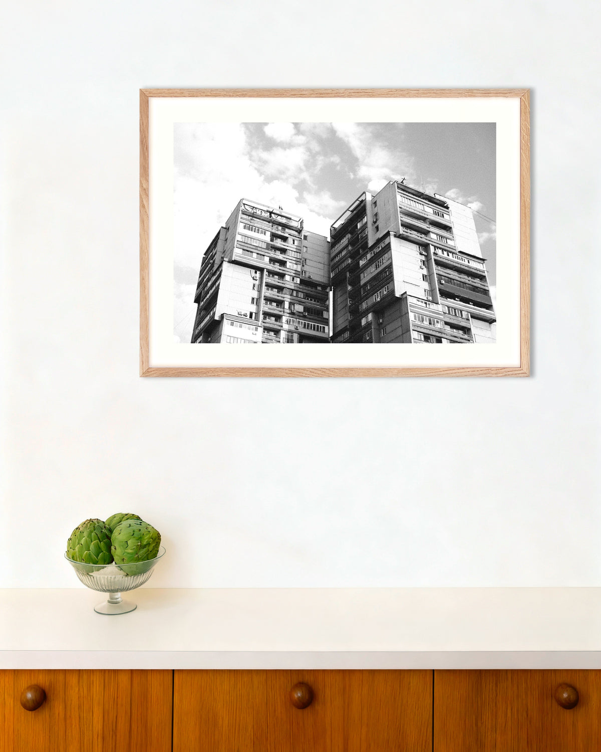 Poster «Due torri gemelle tra le nuvole», con cornice in legno naturale