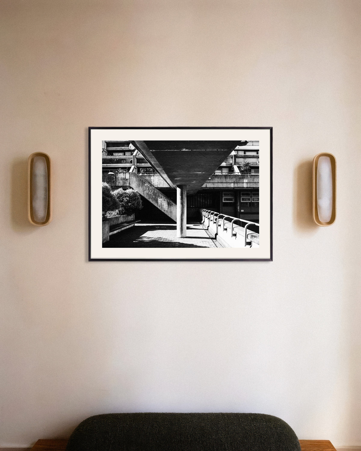 Poster «Sotto il passaggio in cemento», con cornice in metallo