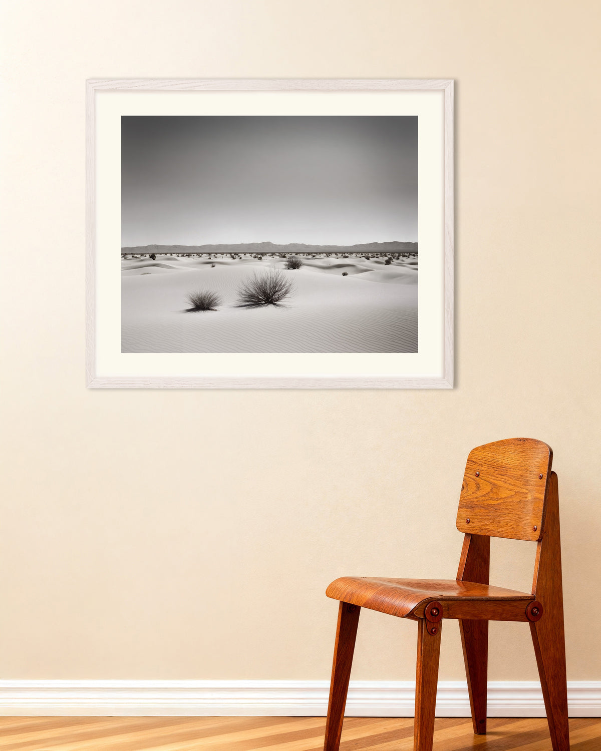 Poster di Esplorazioni astratte urbane in bianco e nero, deserto, con cornice in legno bianco