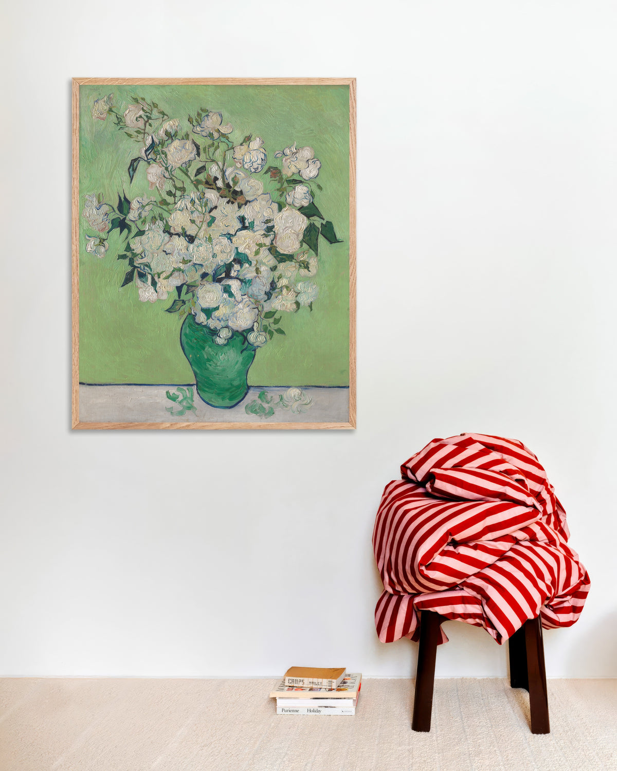 Poster di Vaso con rose (1890) di Vincent van Gogh, con cornice in legno naturale