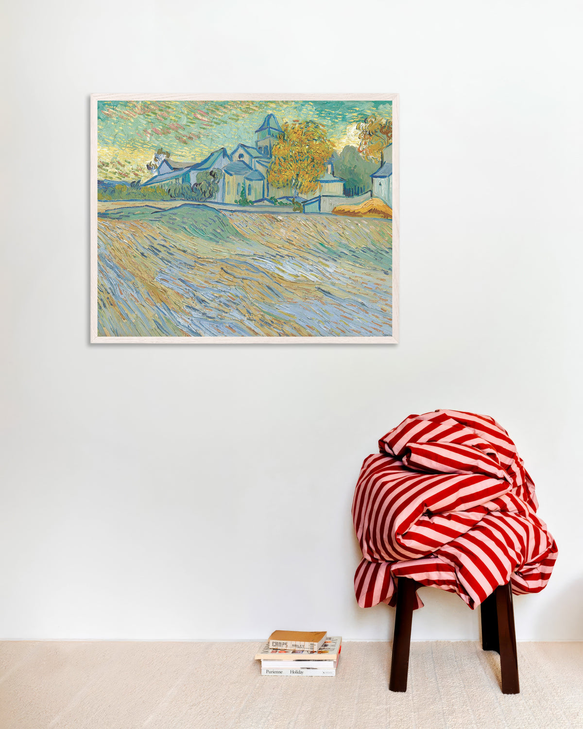 Poster di Veduta del manicomio e della cappella di Saint-Rémy (1889) di Vincent van Gogh, con cornice in legno bianco