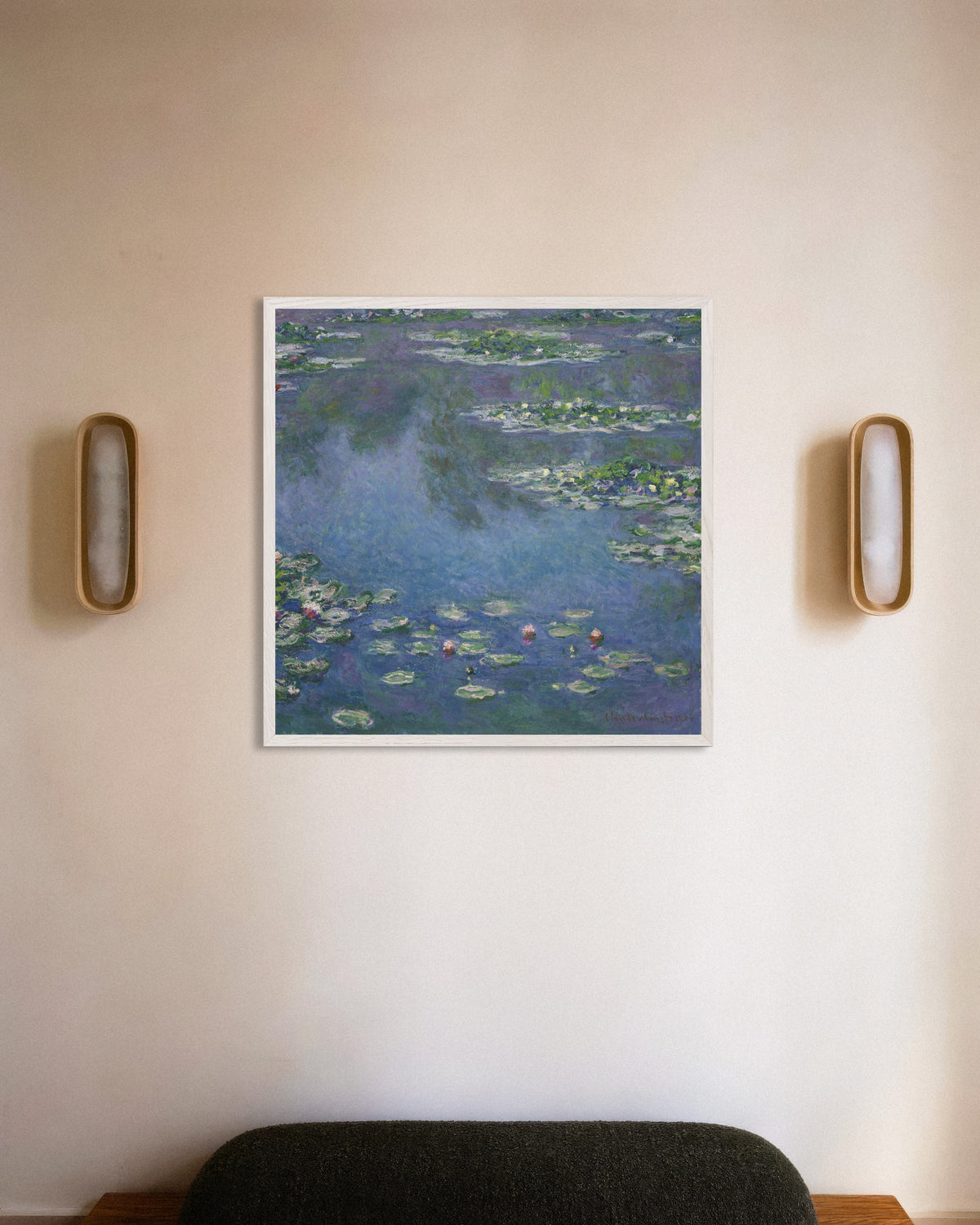 Poster Ninfee (1906) di Claude Monet con cornice in legno bianco