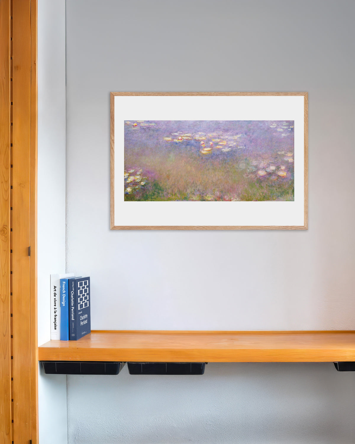 Poster Ninfee (circa 1915–1926) di Claude Monet con cornice in legno naturale