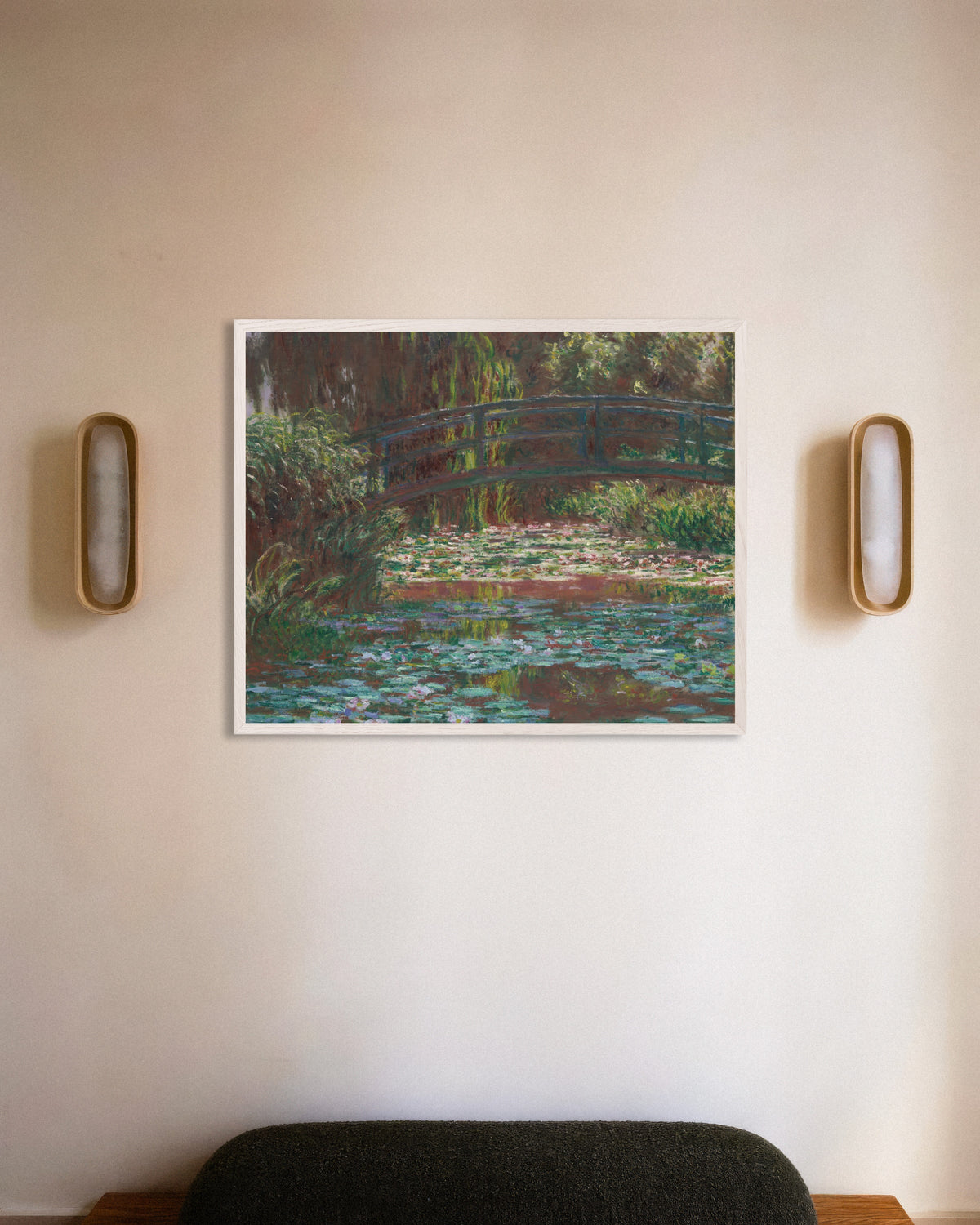 Poster Lo stagno delle ninfee (1900) di Claude Monet con cornice in legno bianco